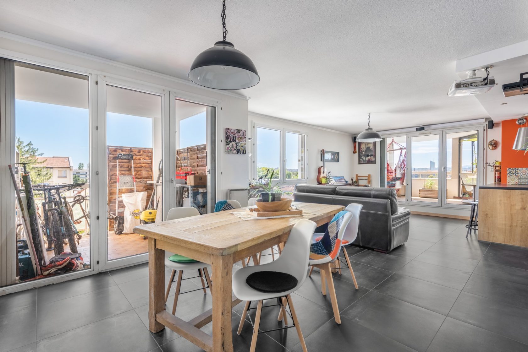 Appartement rénové avec terrasse