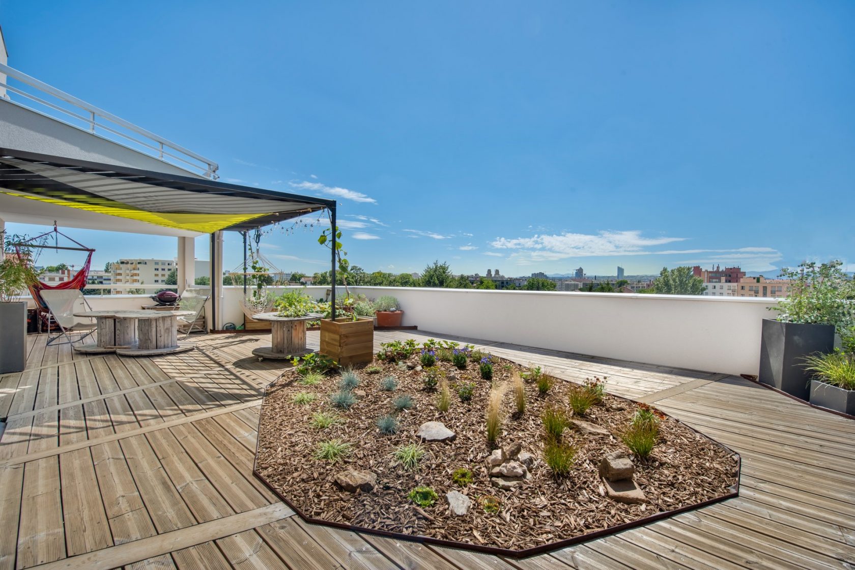 Appartement rénové avec terrasse