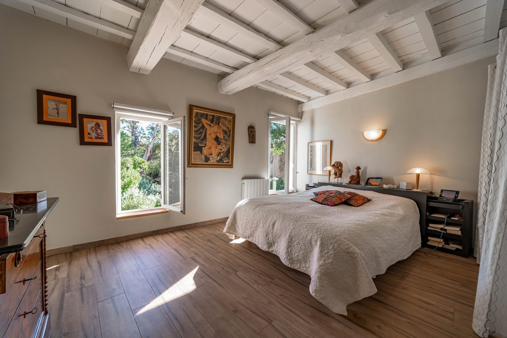 Warm 18th century farmhouse in the heart of a preserved village