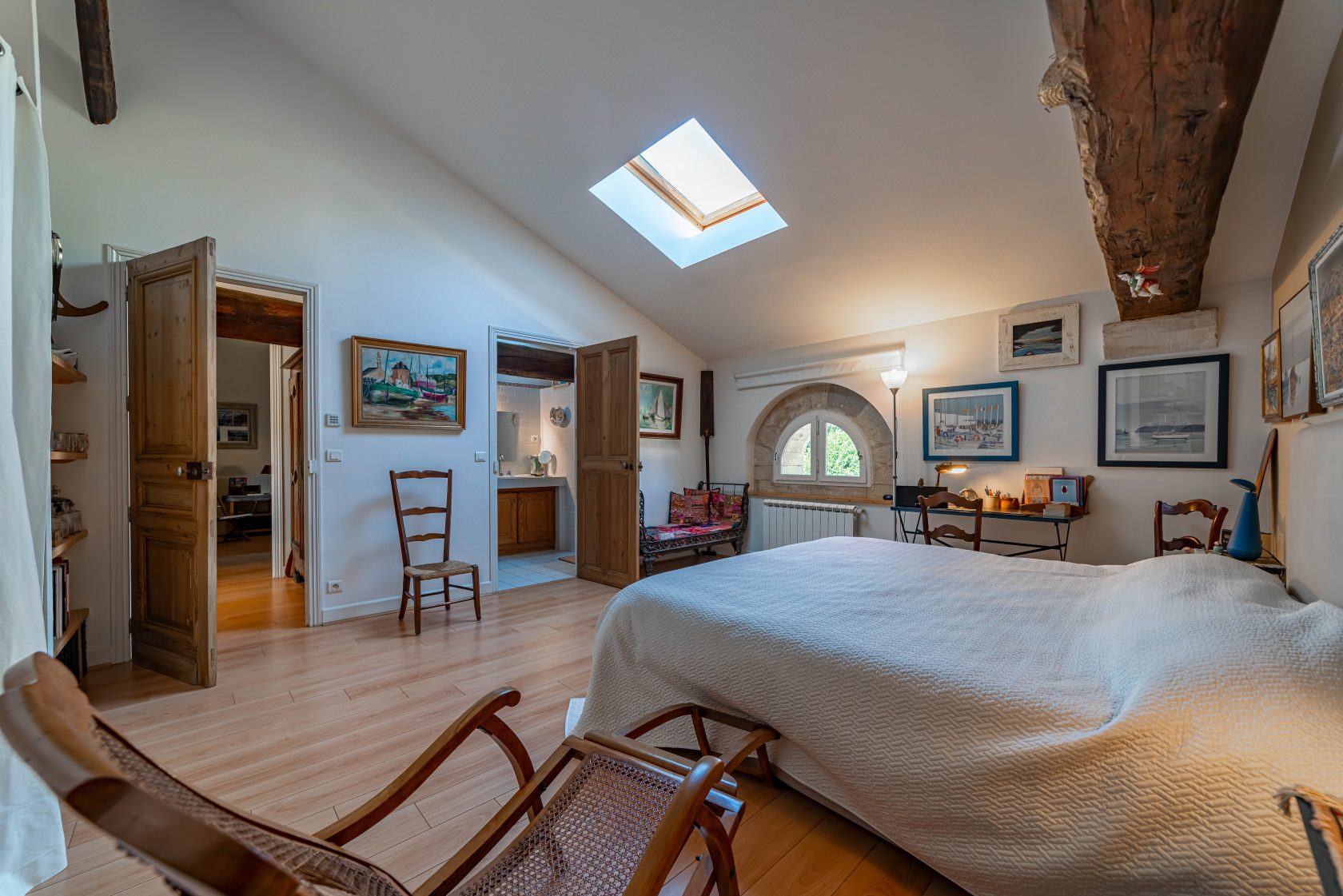 Warm 18th century farmhouse in the heart of a preserved village