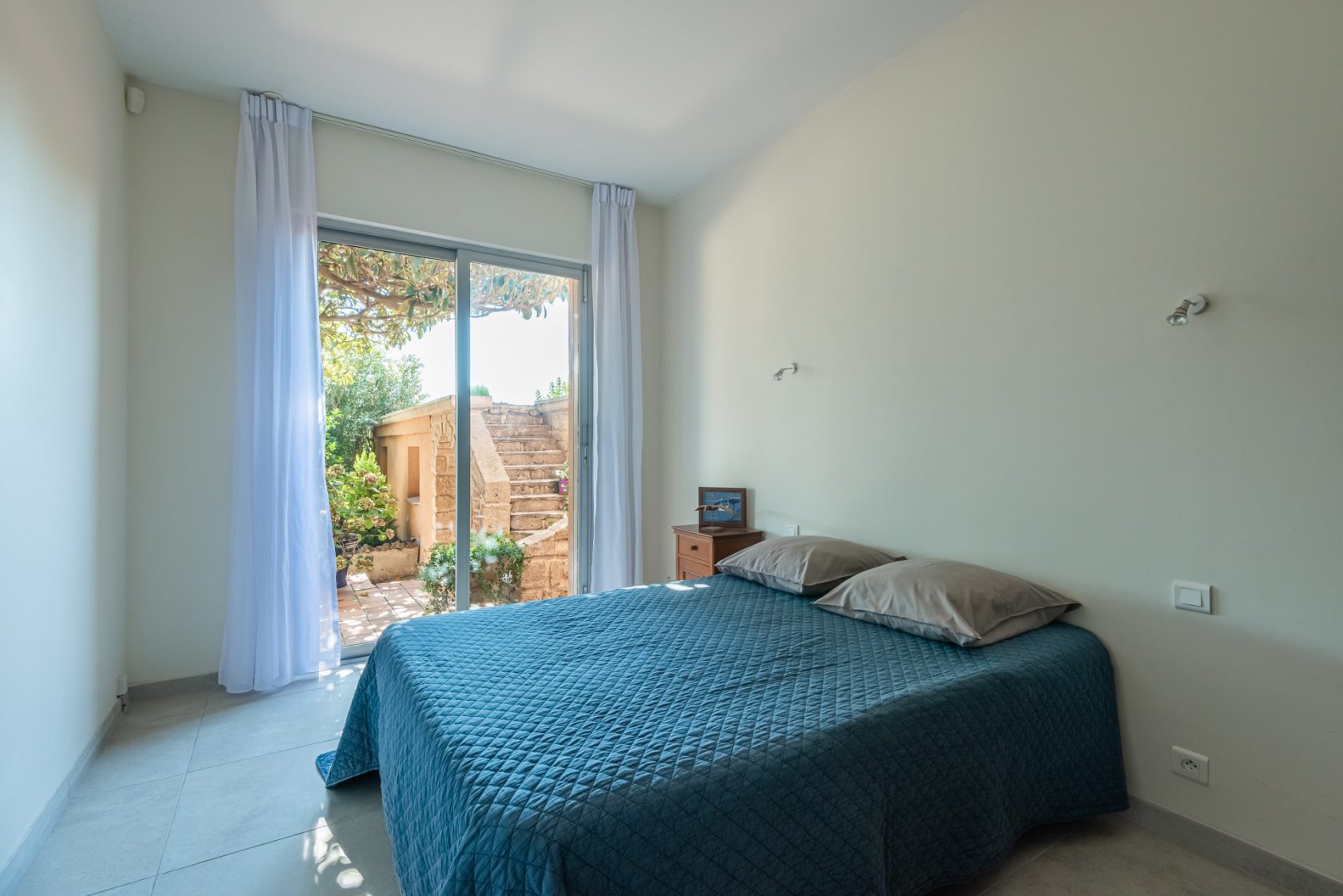 Renovated villa in a green setting