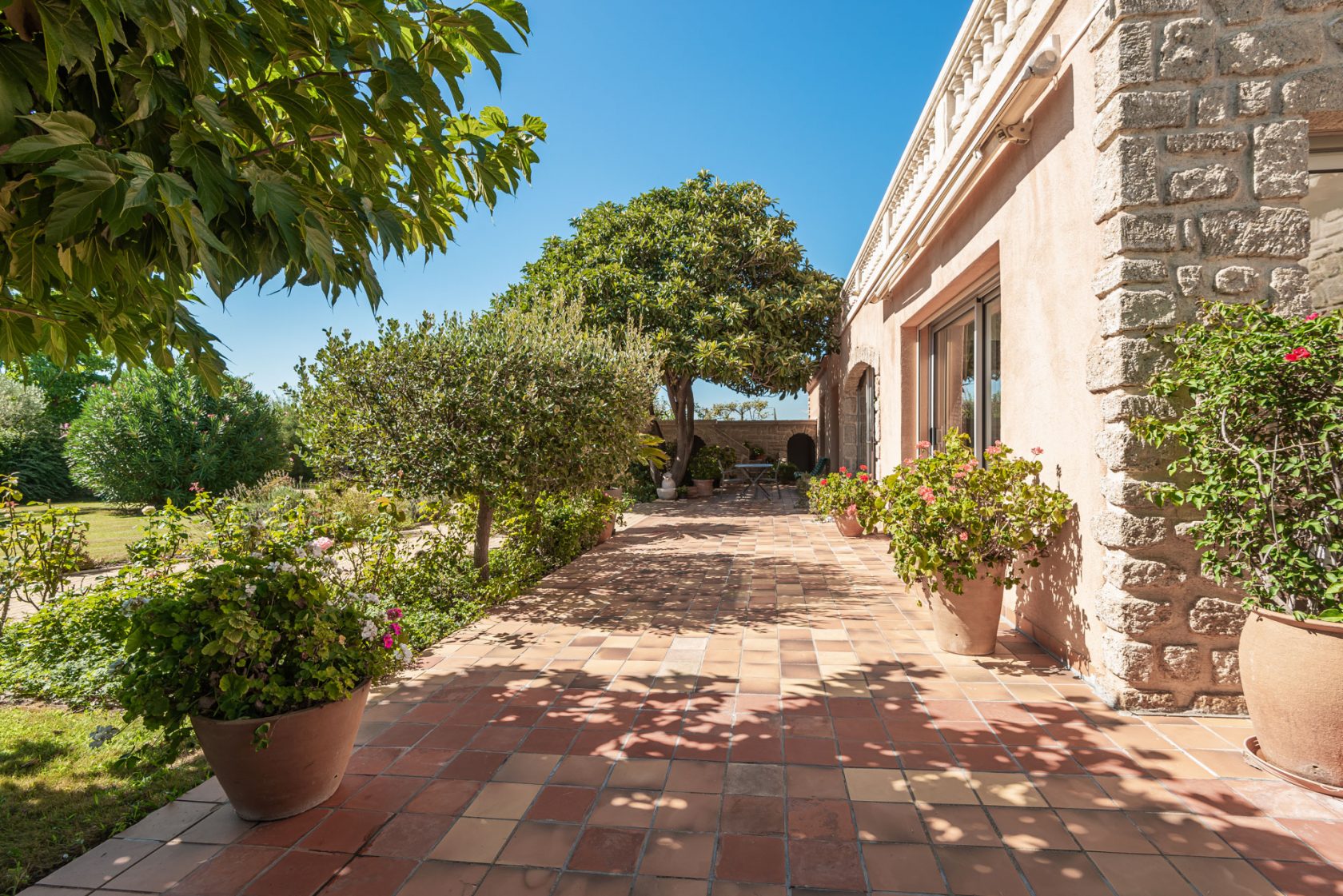 Renovated villa in a green setting