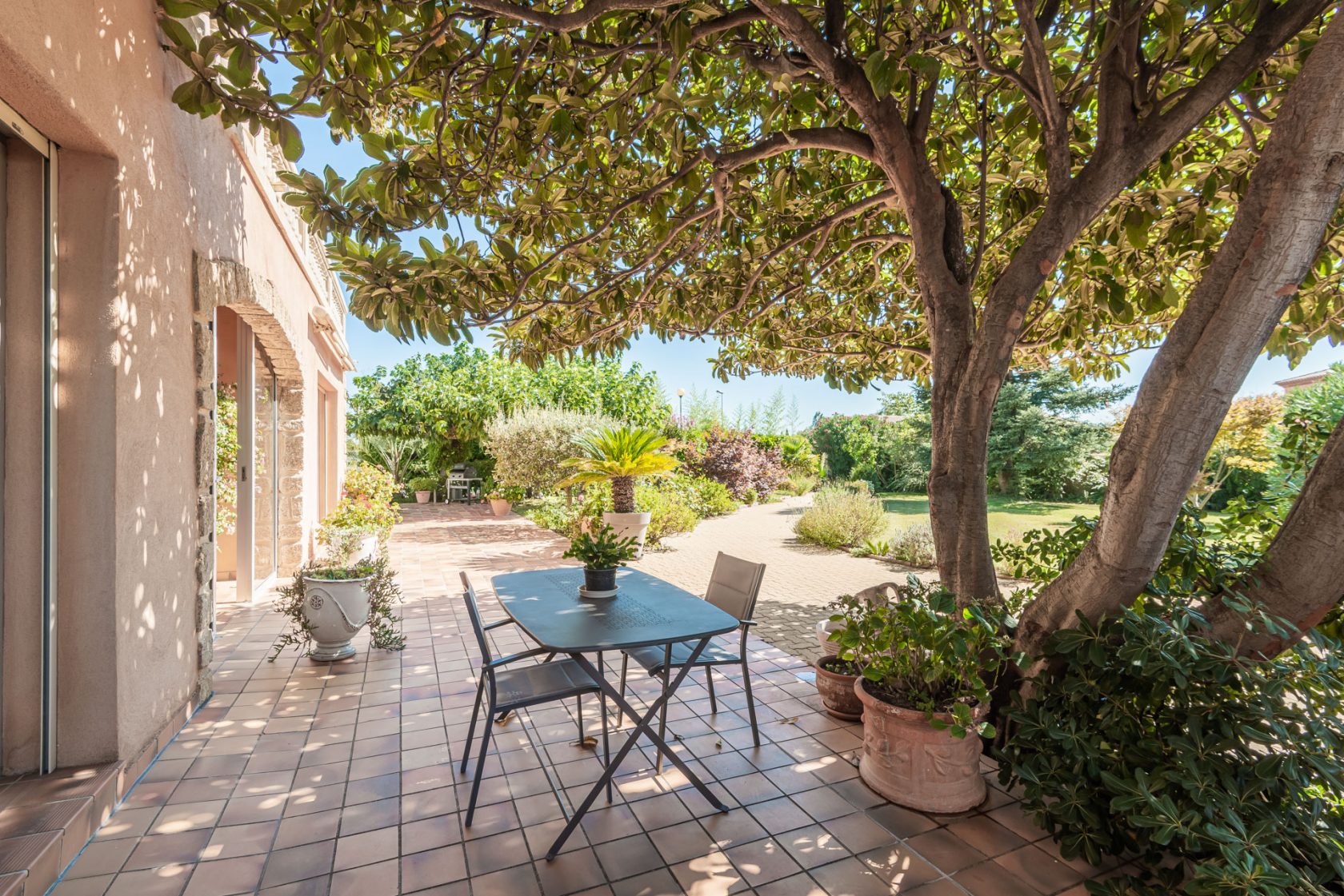 Renovated villa in a green setting
