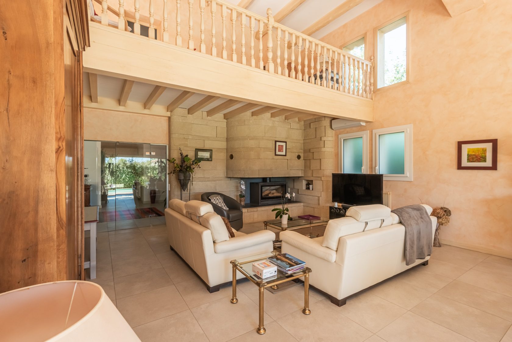 Renovated villa in a green setting