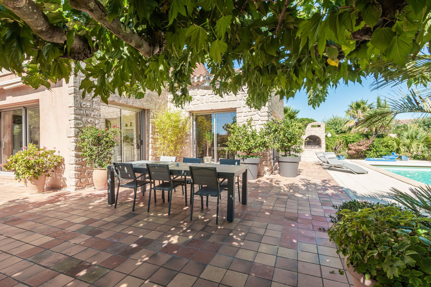 Renovated villa in a green setting