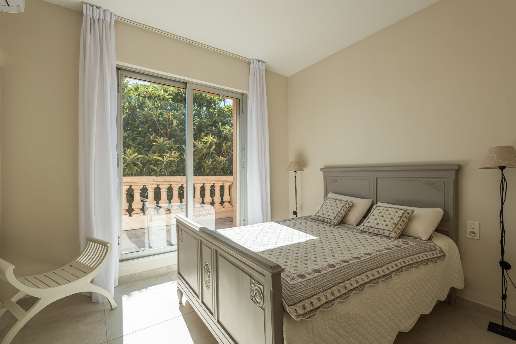 Renovated villa in a green setting