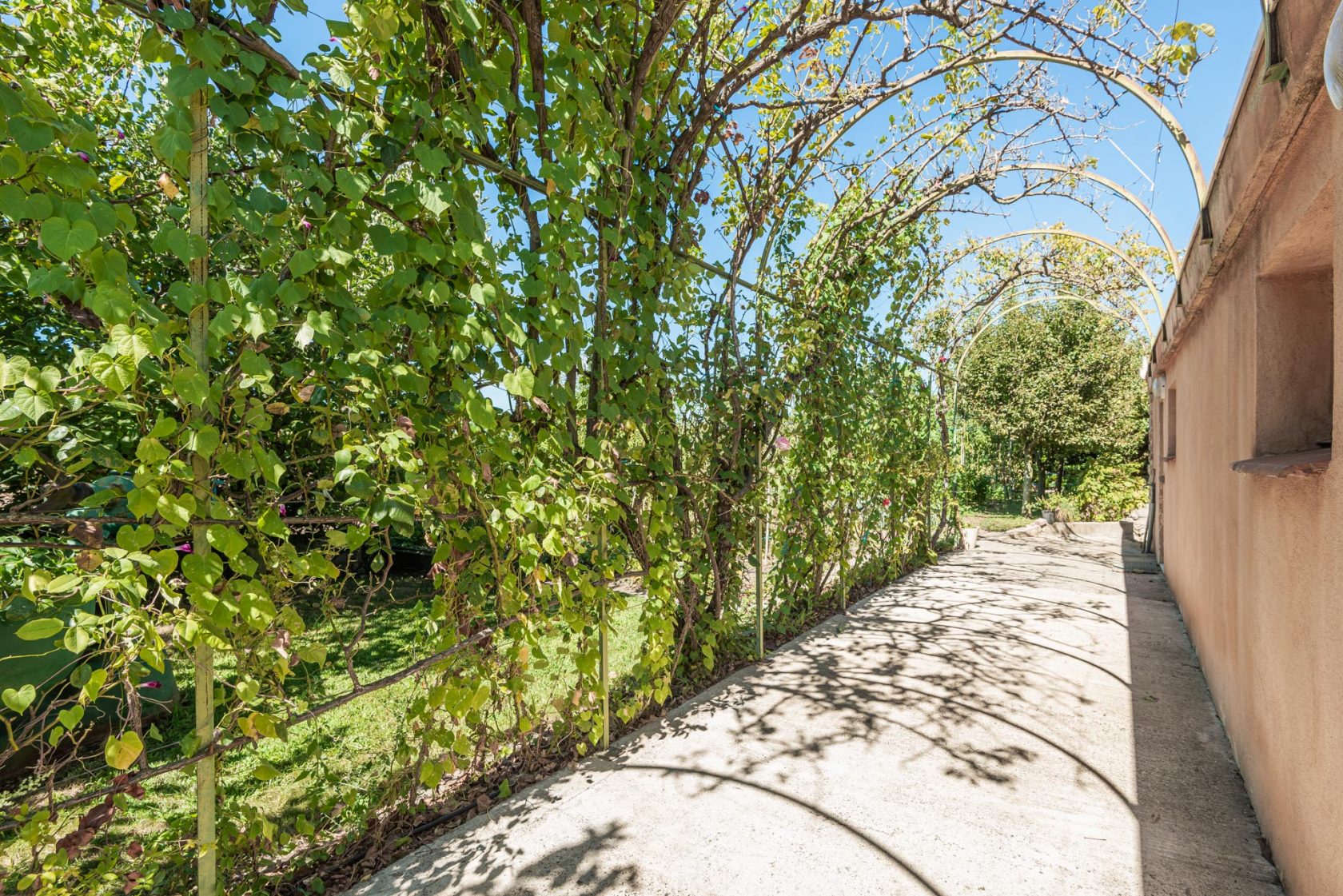 Renovated villa in a green setting