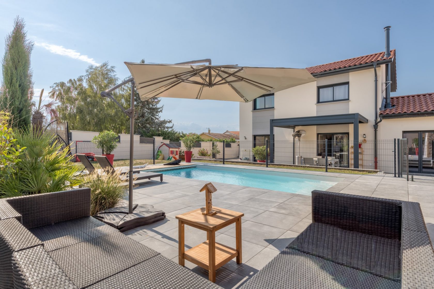 Maison contemporaine avec piscine et poolhouse