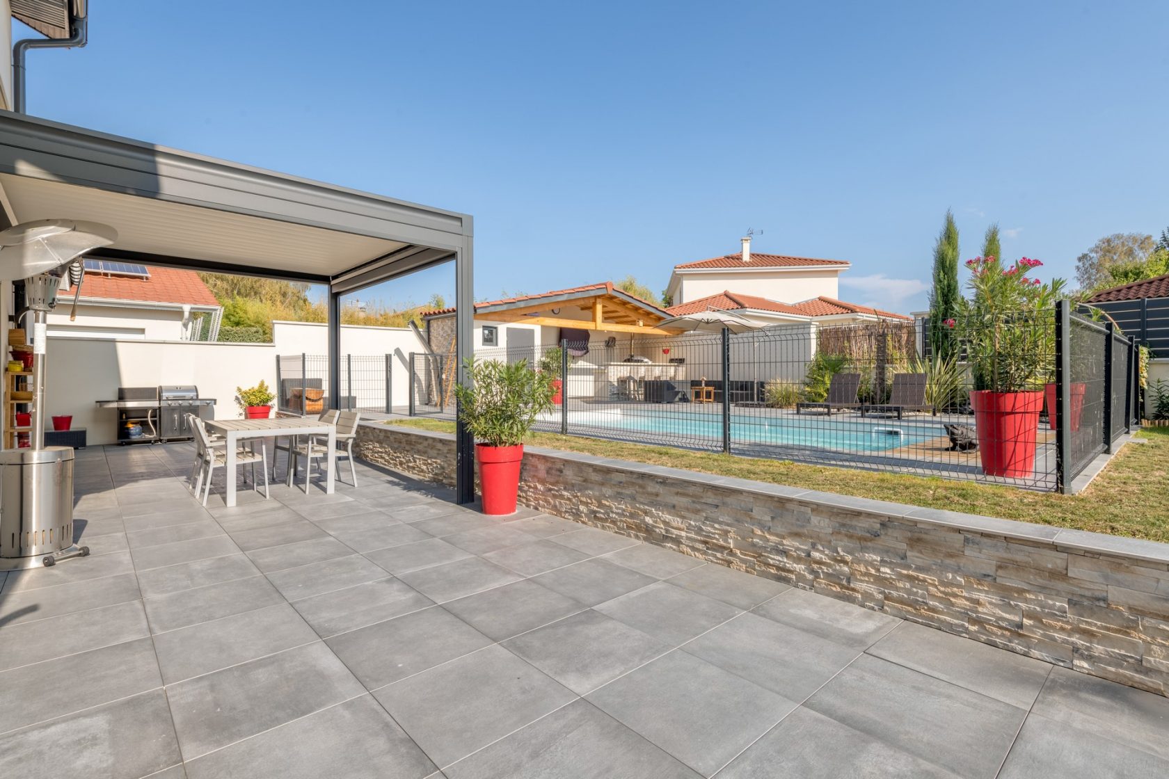 Maison contemporaine avec piscine et poolhouse