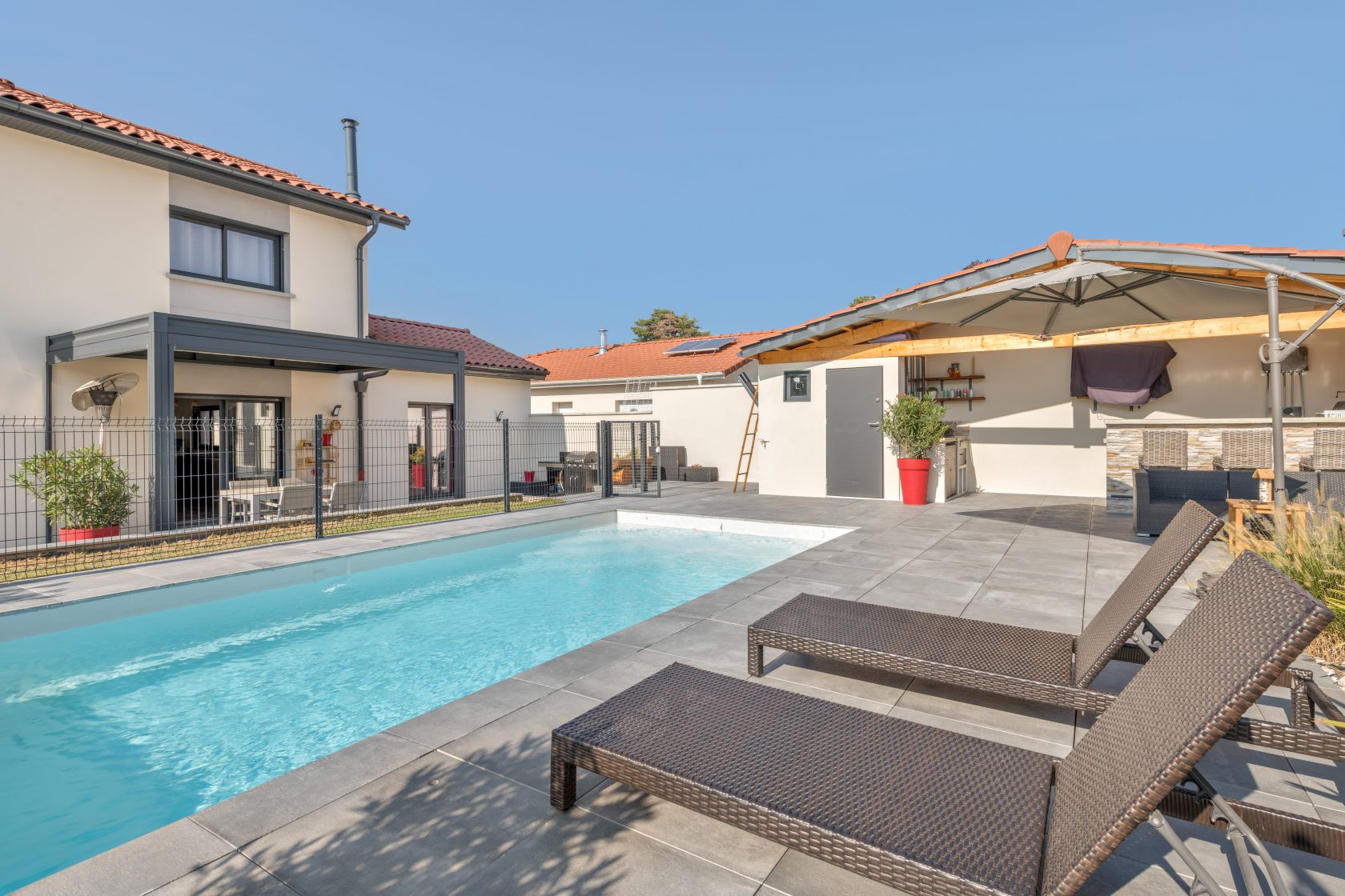 Maison contemporaine avec piscine et poolhouse