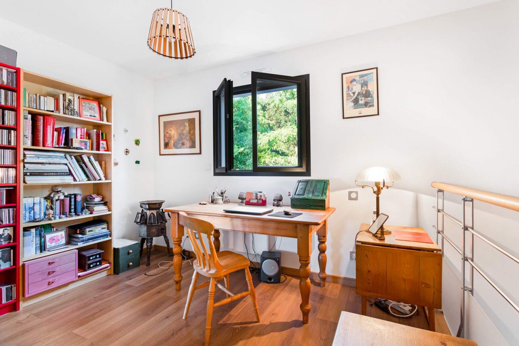 Contemporaine entre mer et forêt