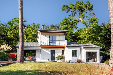 Contemporaine entre mer et forêt