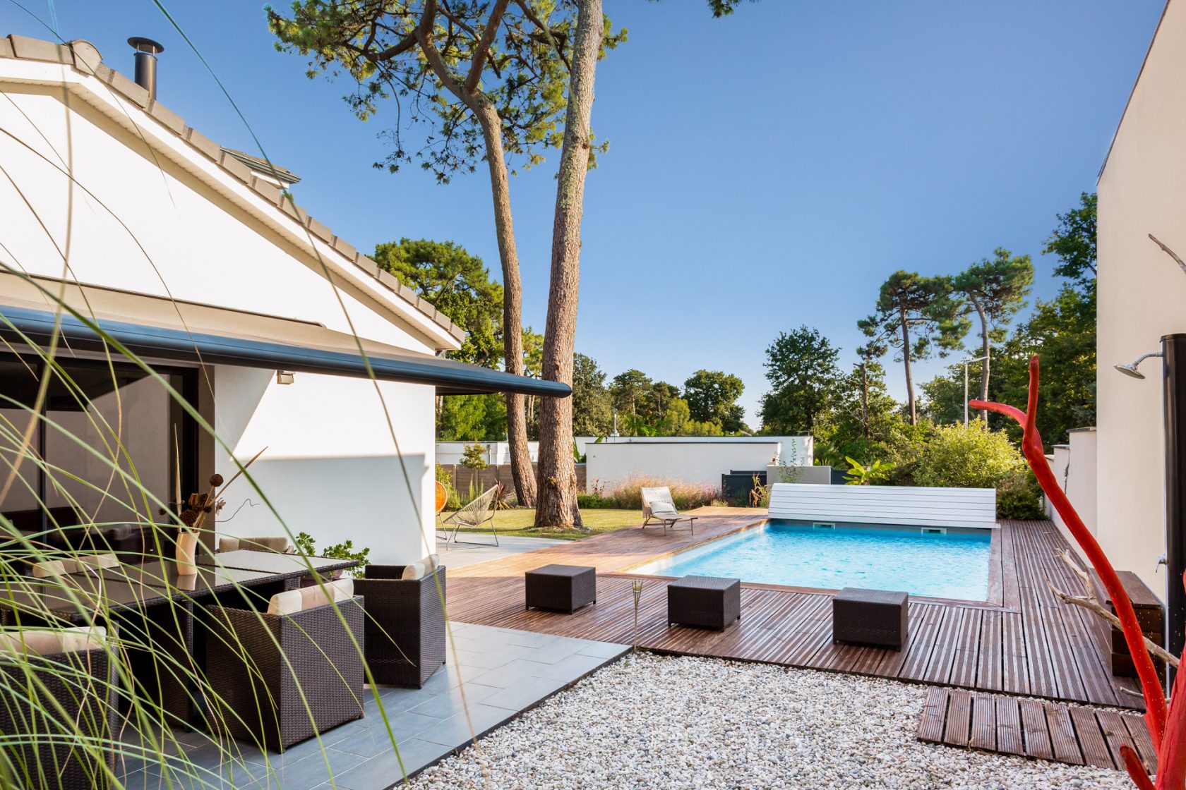 Contemporaine entre mer et forêt