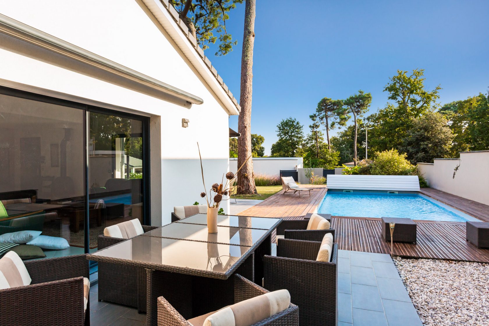 Contemporaine entre mer et forêt