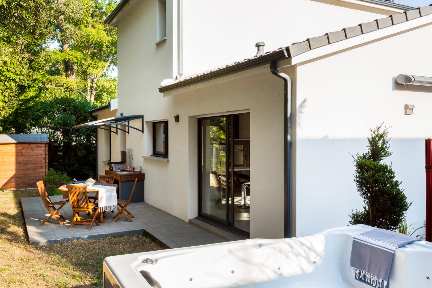 Contemporaine entre mer et forêt