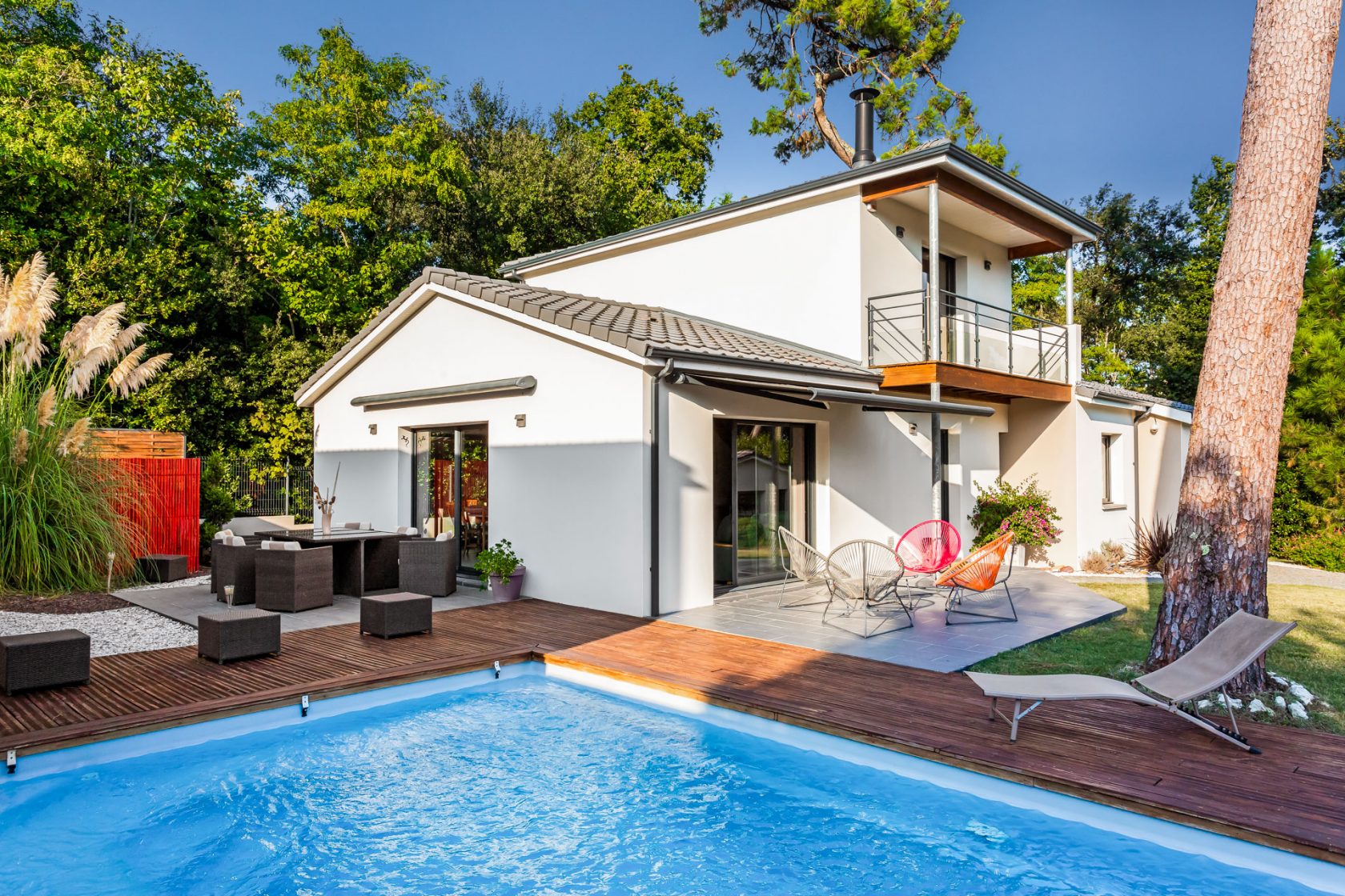 Contemporaine entre mer et forêt