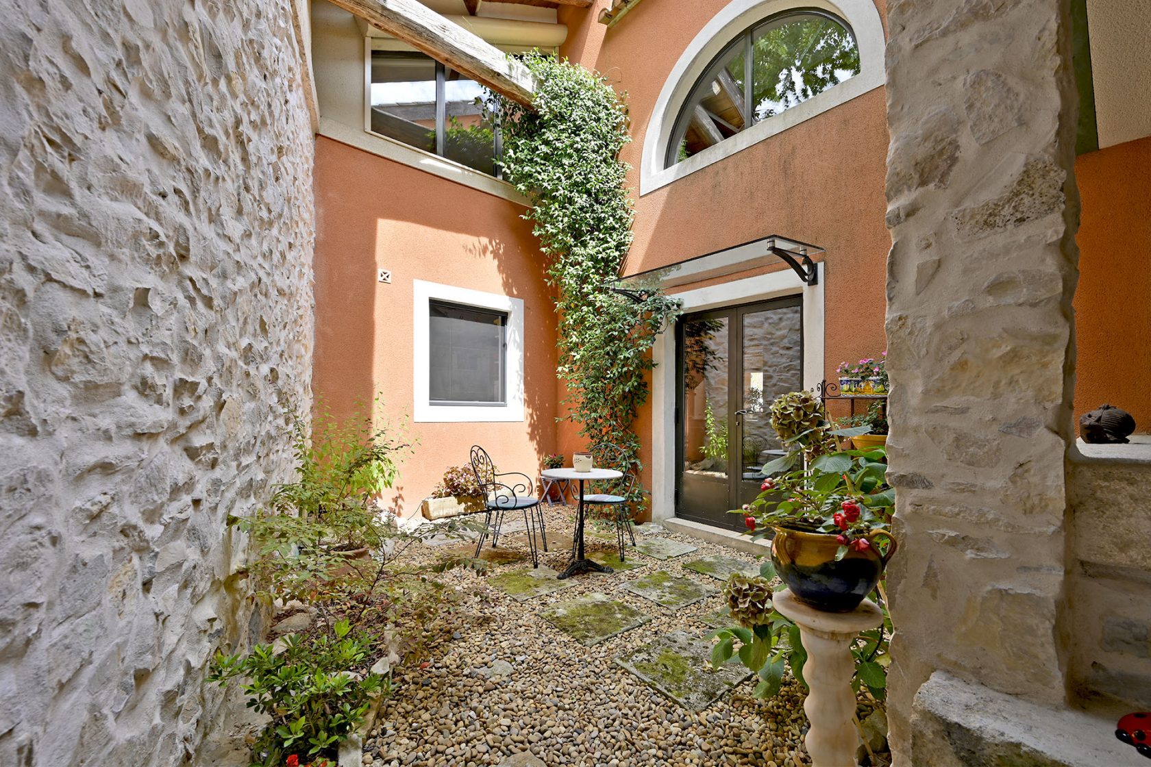 Charming house with pool in Vaunage