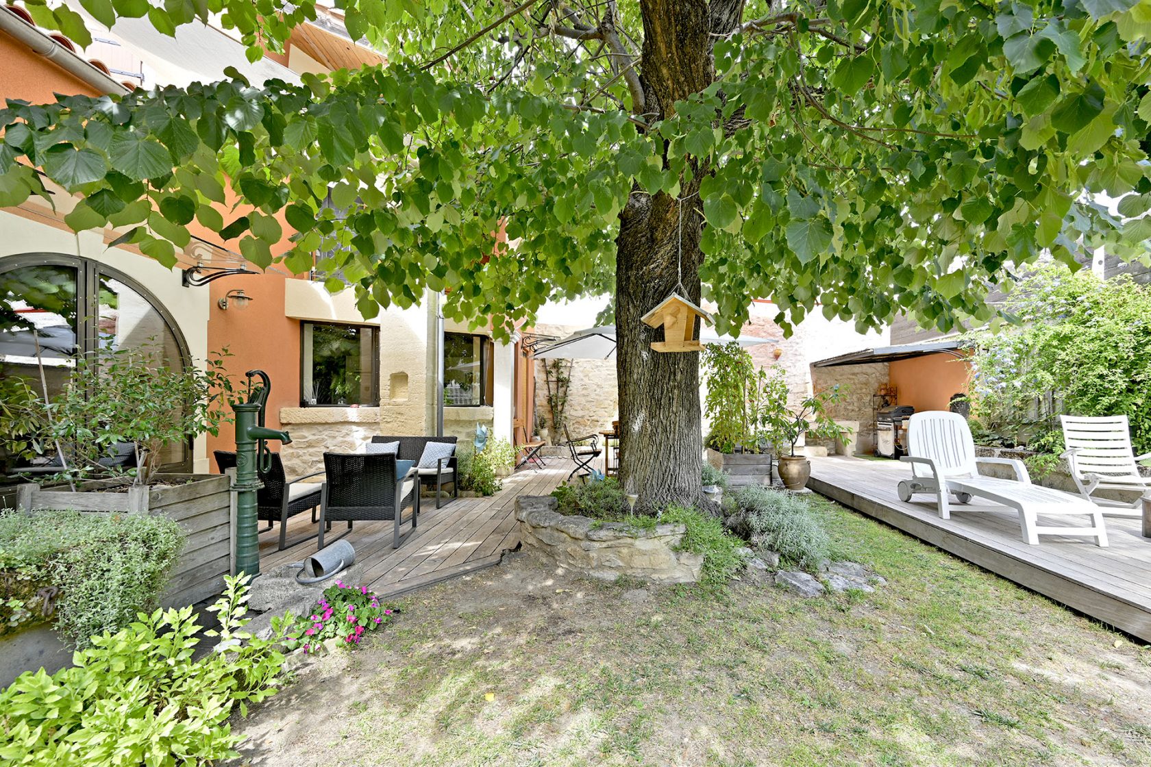 Charming house with pool in Vaunage