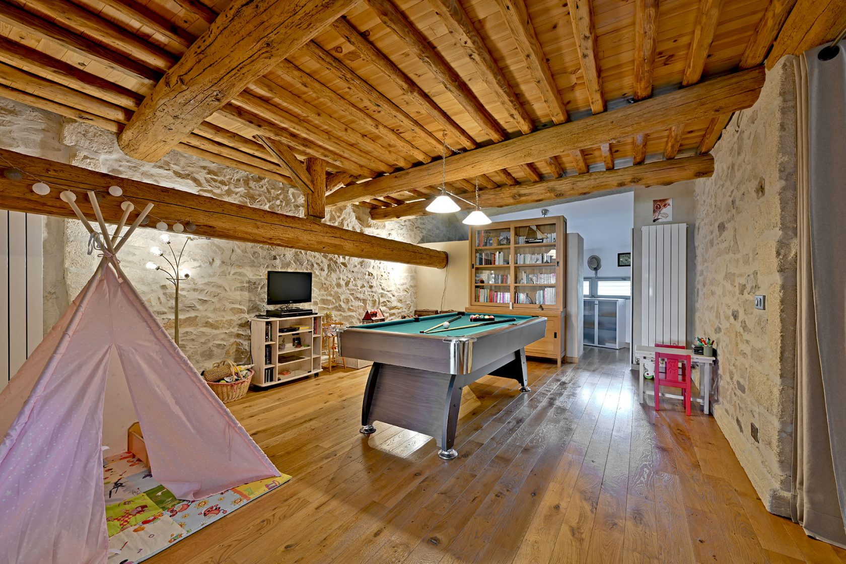 Charming house with pool in Vaunage