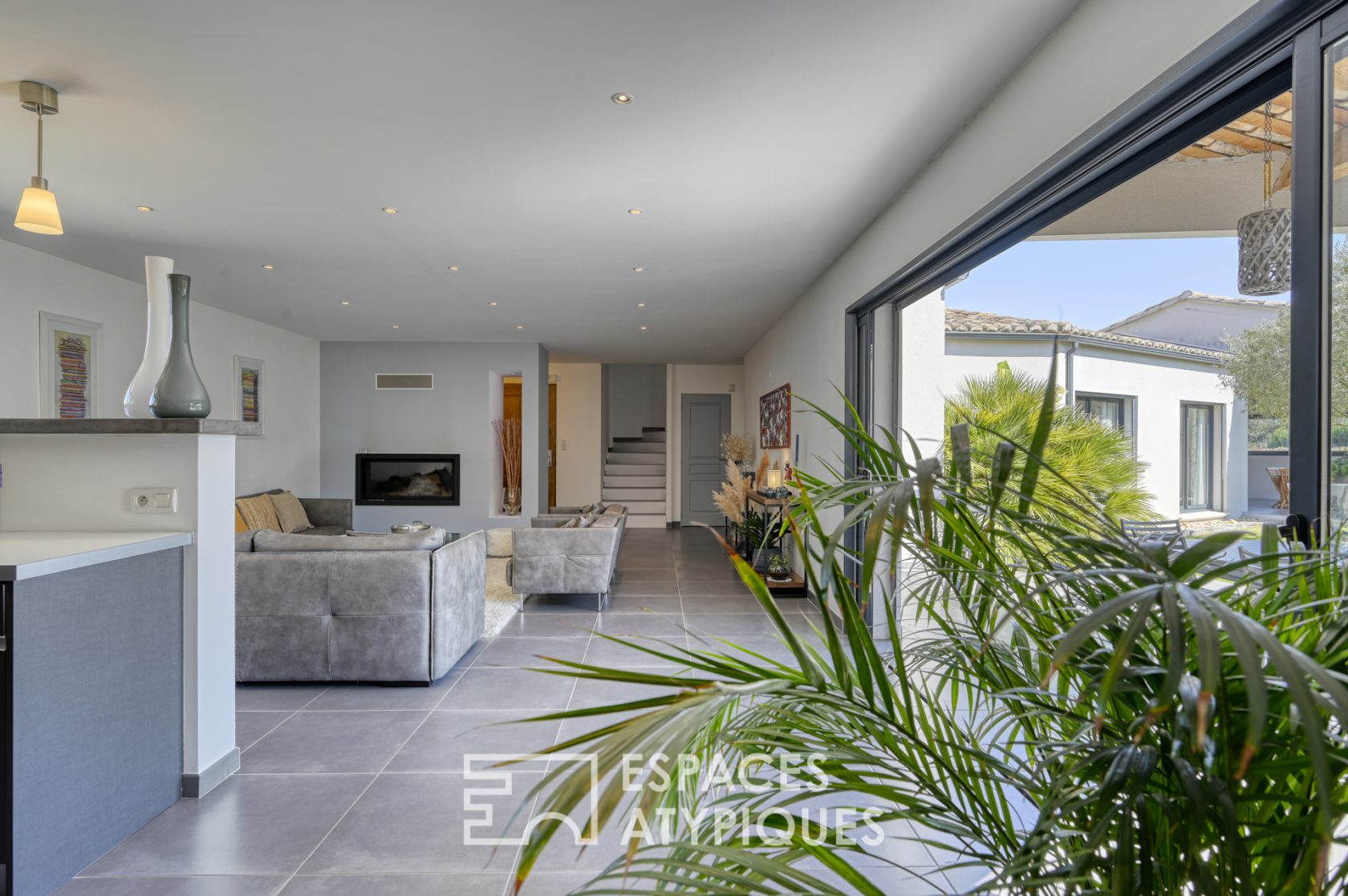 Contemporary BBC house with swimming pool