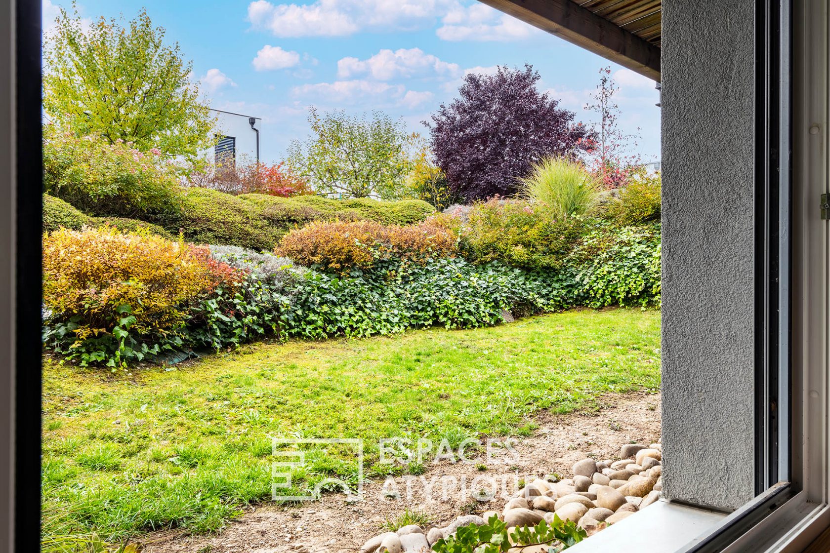 Contemporary BBC villa and its landscaped garden