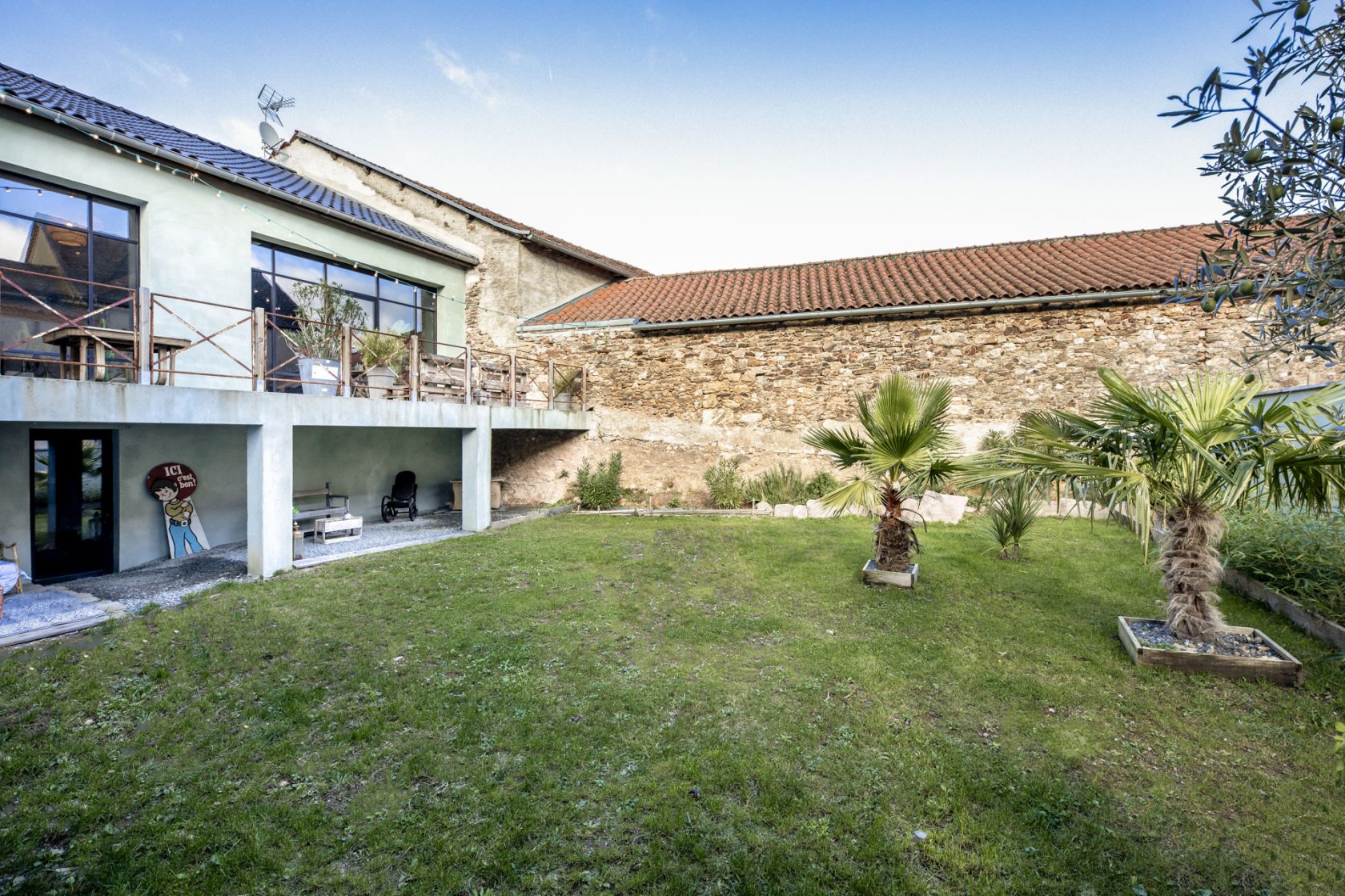 Grange réinventée en loft contemporain