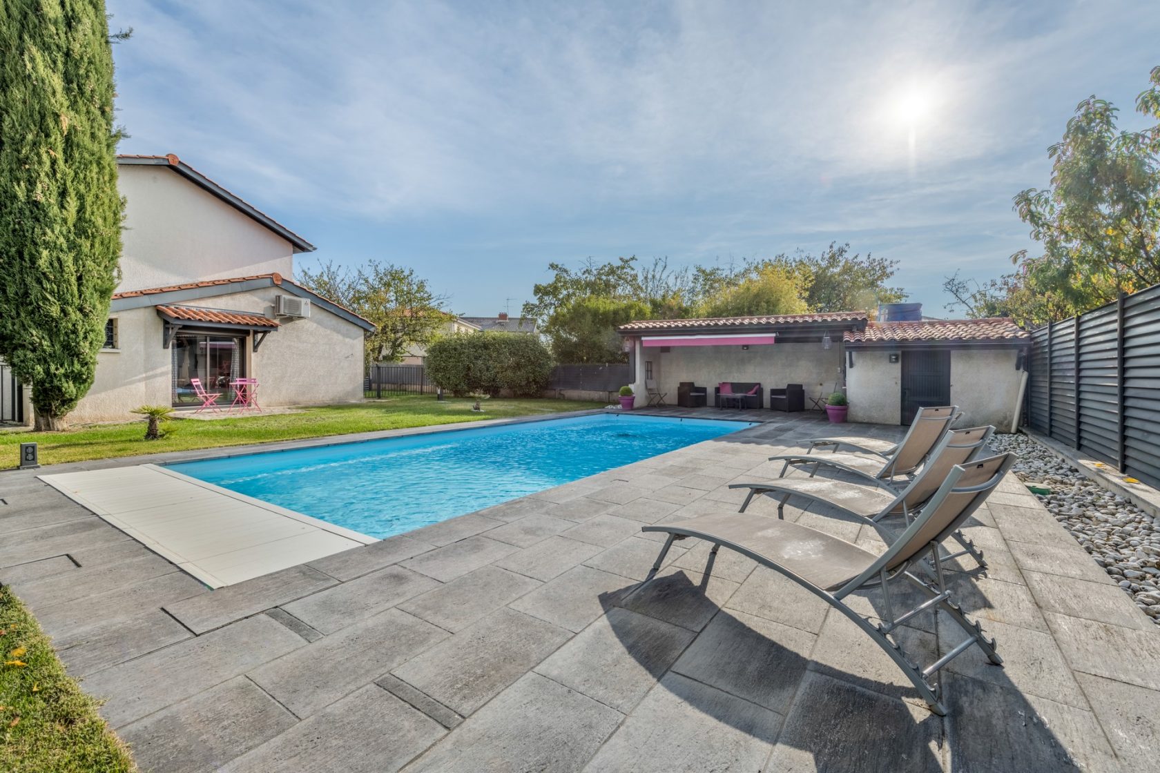 House with swimming pool in the city center