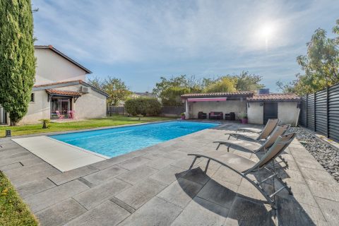 House with swimming pool in the city center