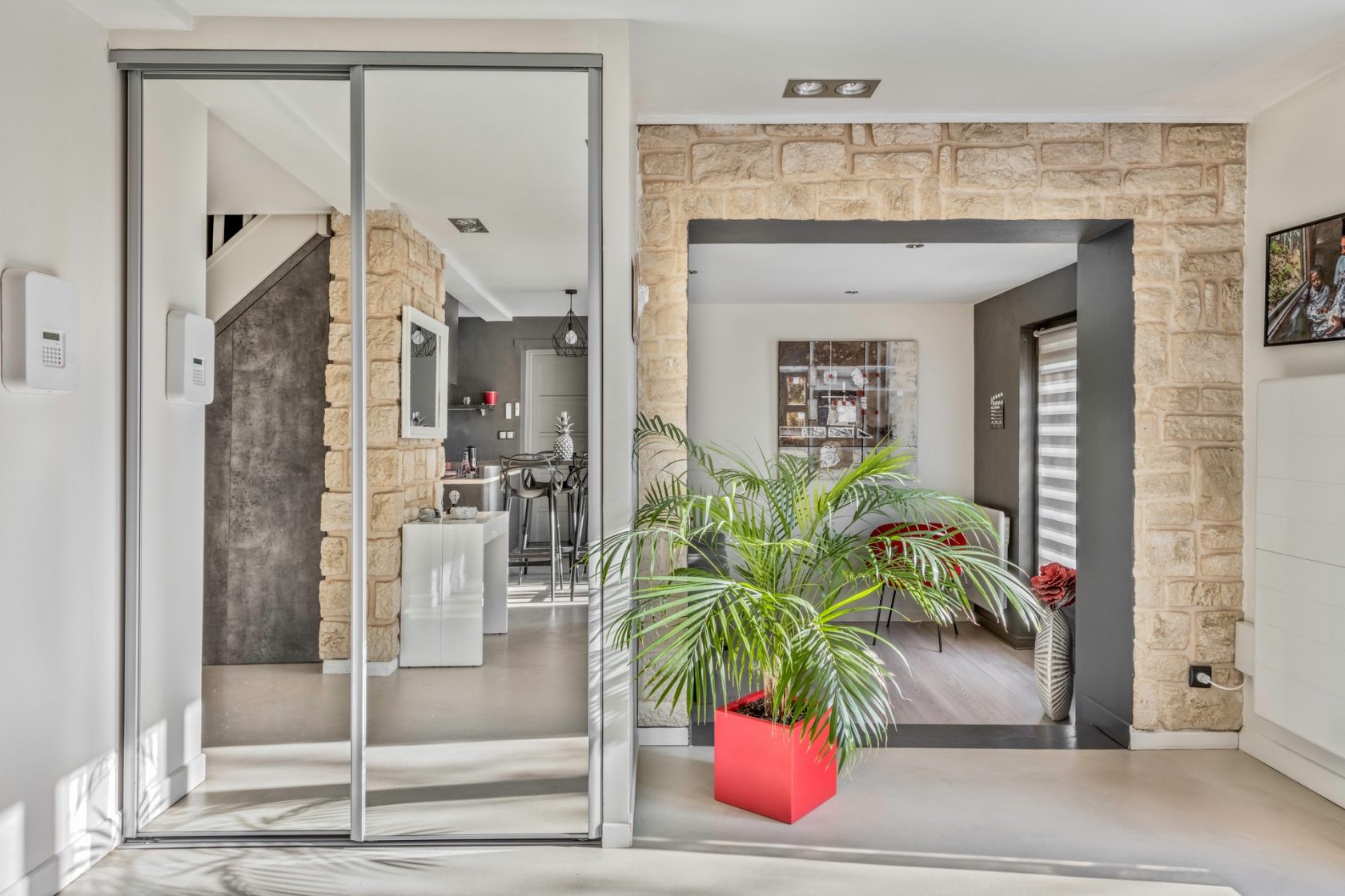 House with swimming pool in the city center