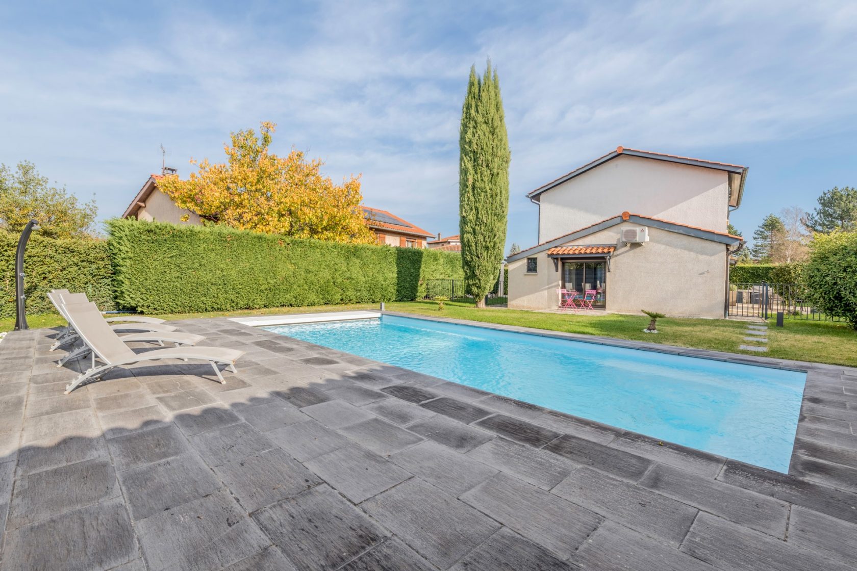 House with swimming pool in the city center