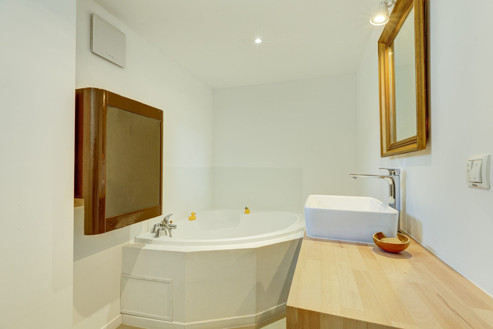 Appartement contemporain dans un ancien atelier avec jardin terrasse