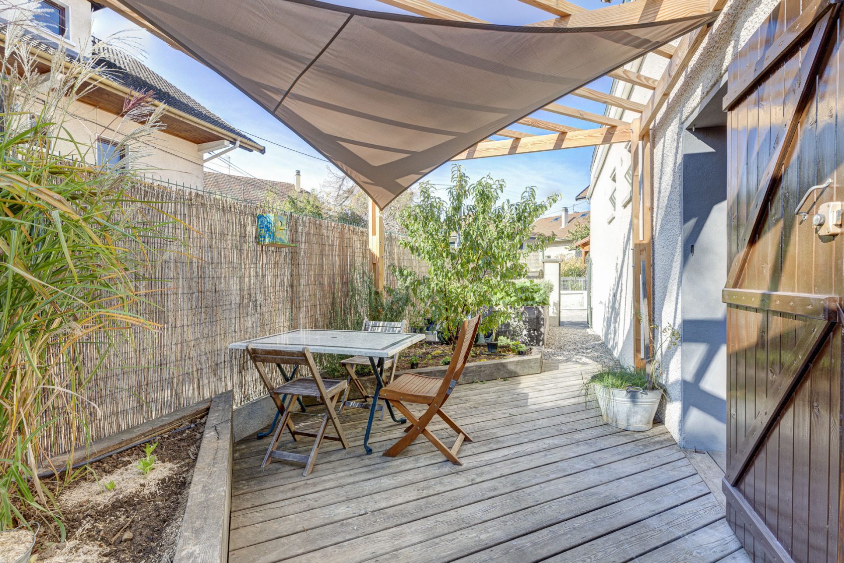 Appartement contemporain dans un ancien atelier avec jardin terrasse