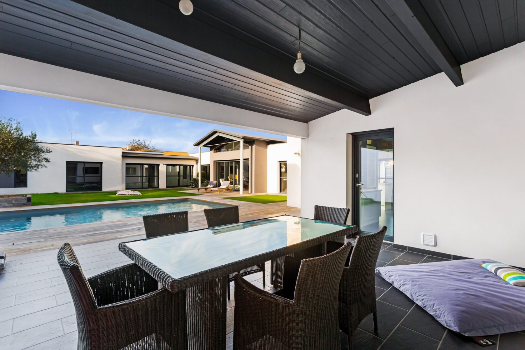 Clos contemporain aux grands volumes
