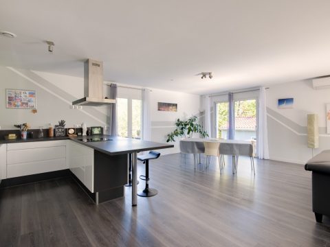 Maison de plain pied avec jardin à LASGRAISSES