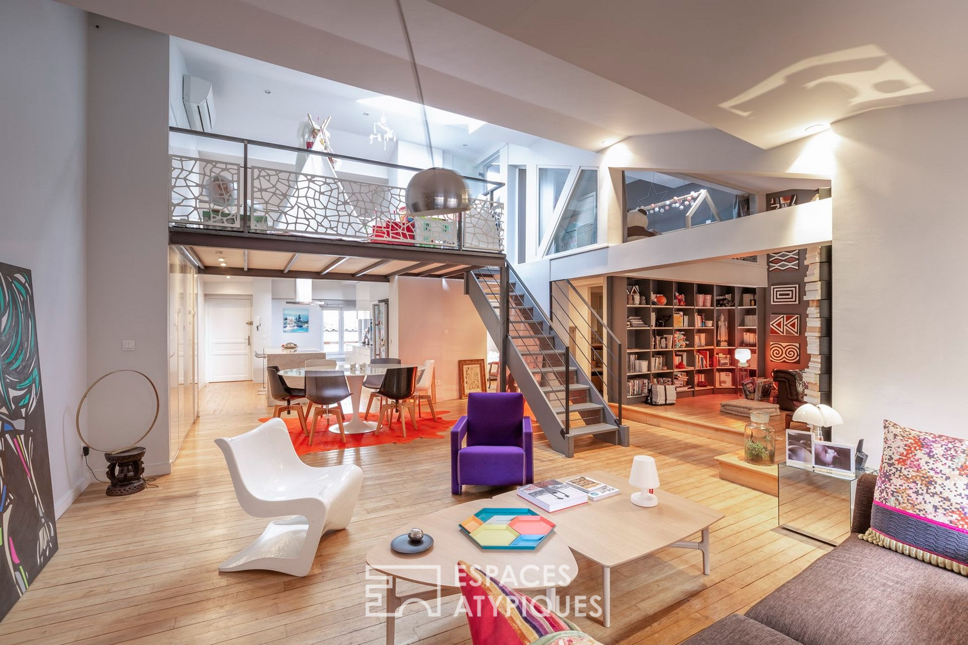 Loft en dernier étage à la rénovation contemporaine