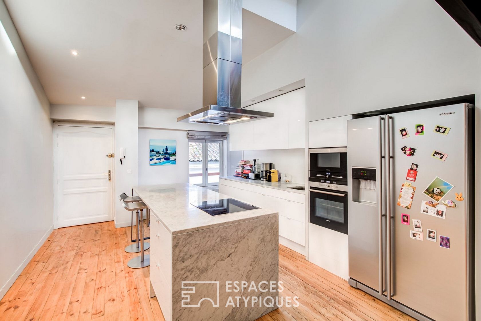 Loft en dernier étage à la rénovation contemporaine