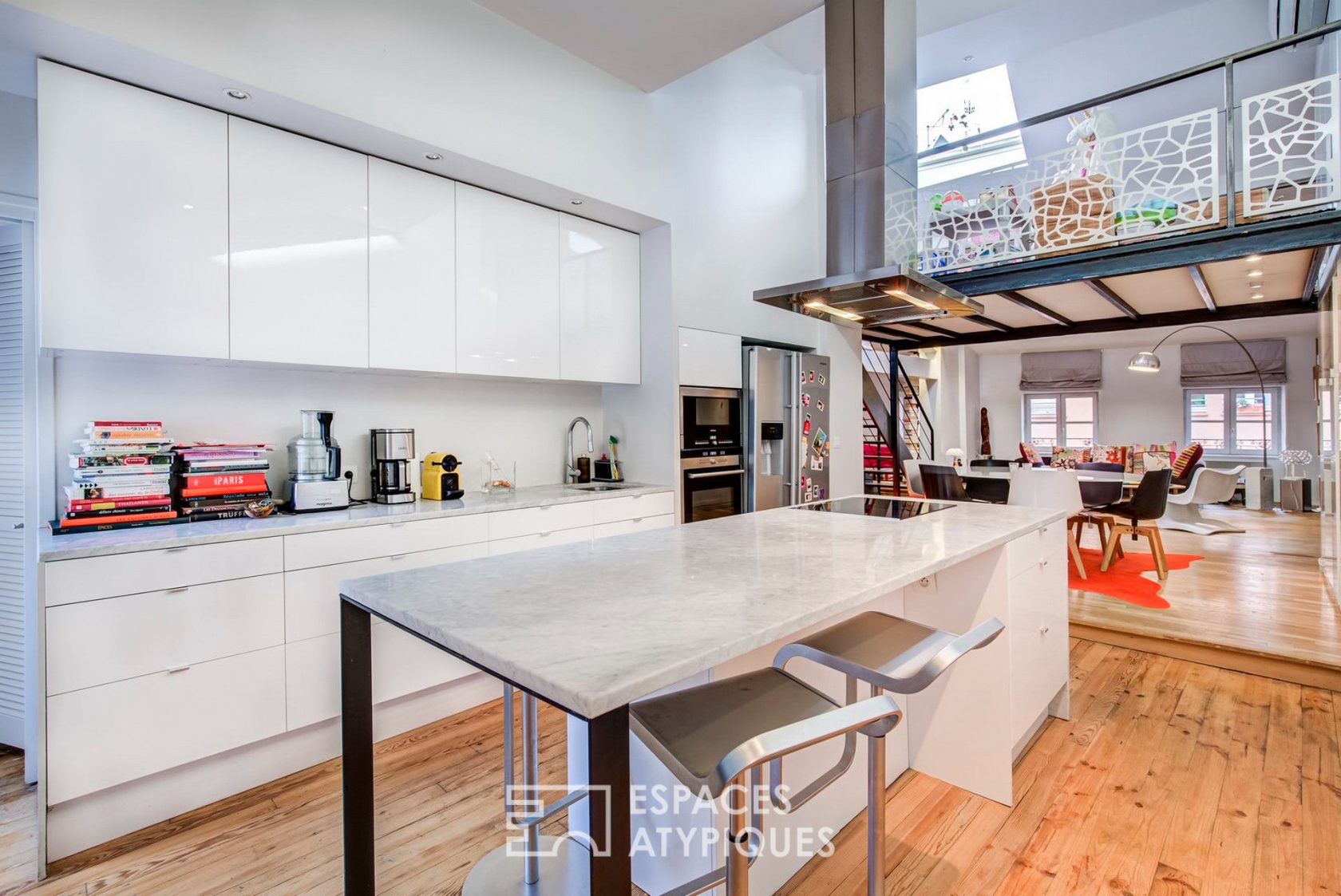 Loft en dernier étage à la rénovation contemporaine