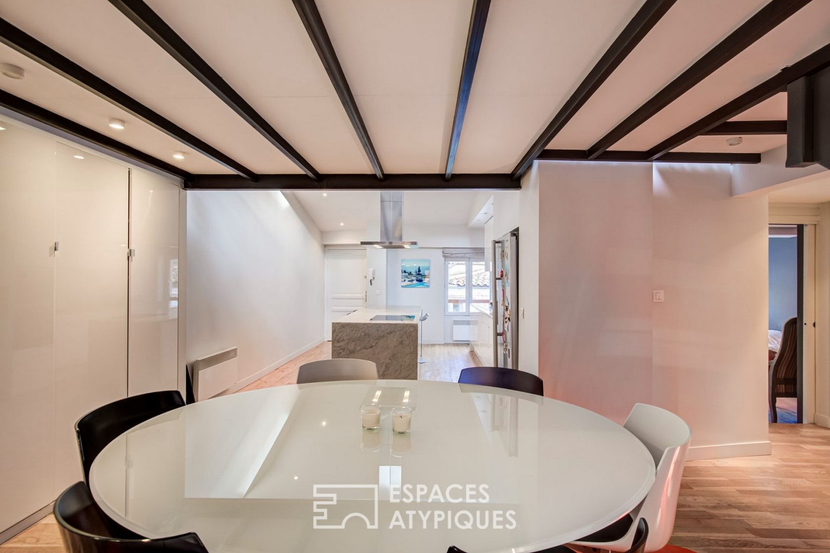 Loft en dernier étage à la rénovation contemporaine
