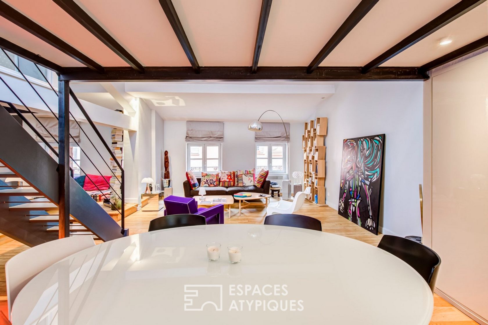 Loft en dernier étage à la rénovation contemporaine