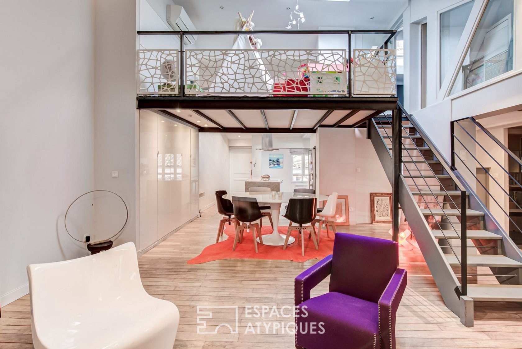 Loft en dernier étage à la rénovation contemporaine