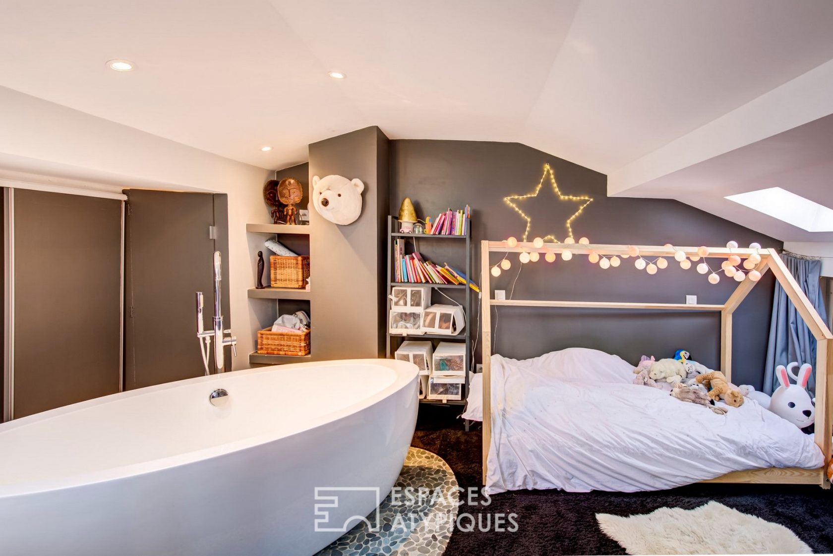 Loft en dernier étage à la rénovation contemporaine