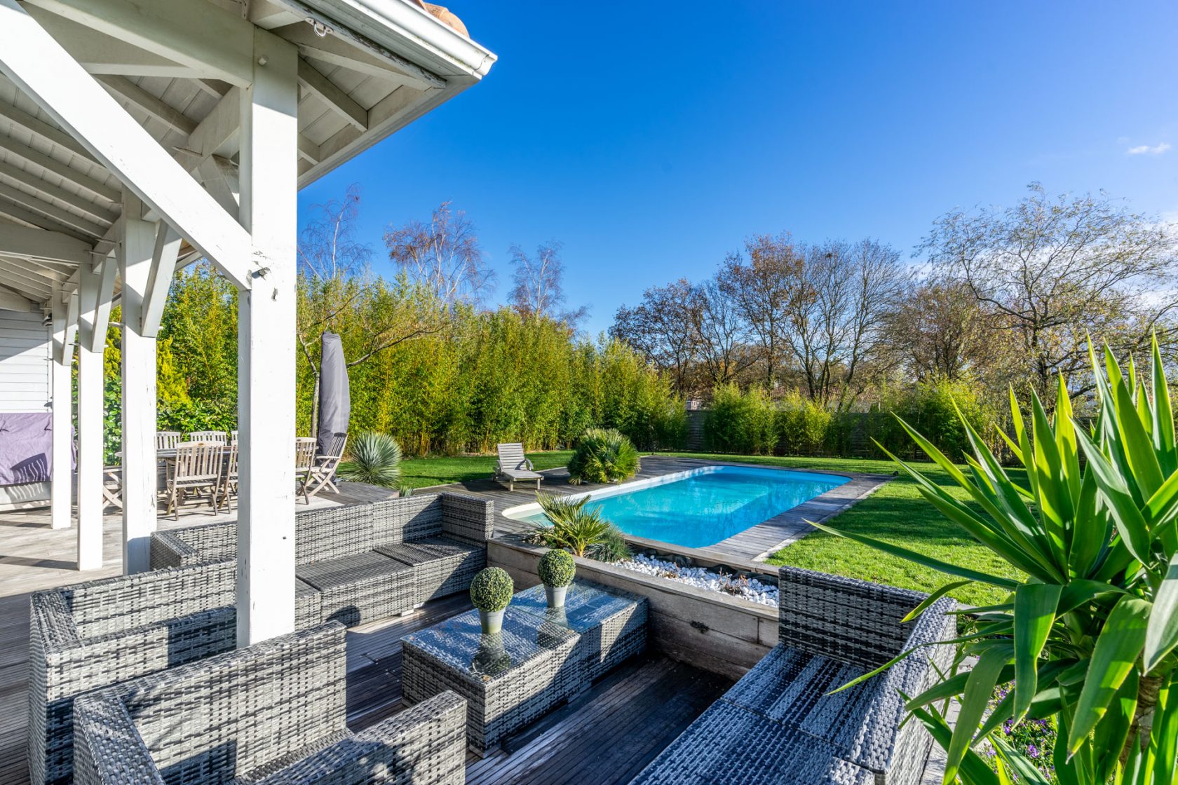 Maison contemporaine et sa piscine