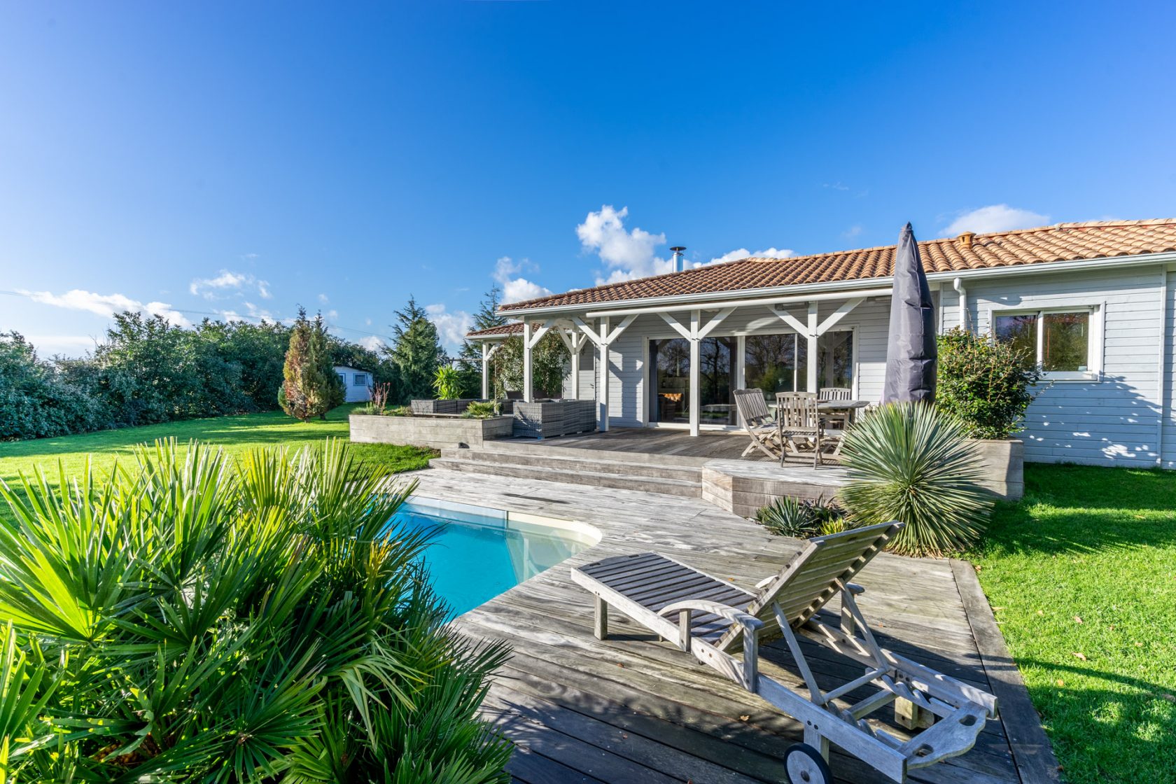 Maison contemporaine et sa piscine