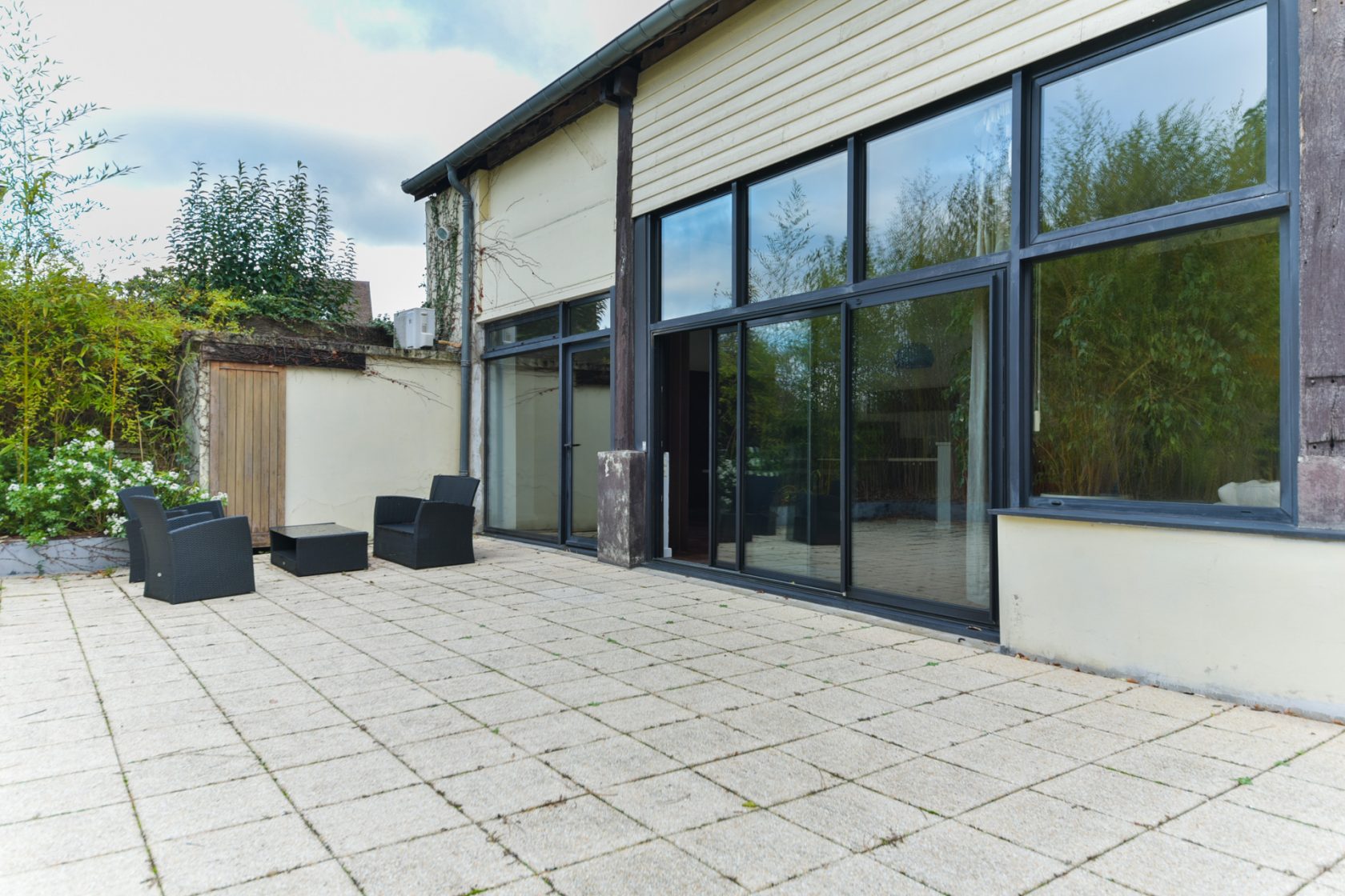 THE GARAGE – Maison façon Loft contemporain et son jardin