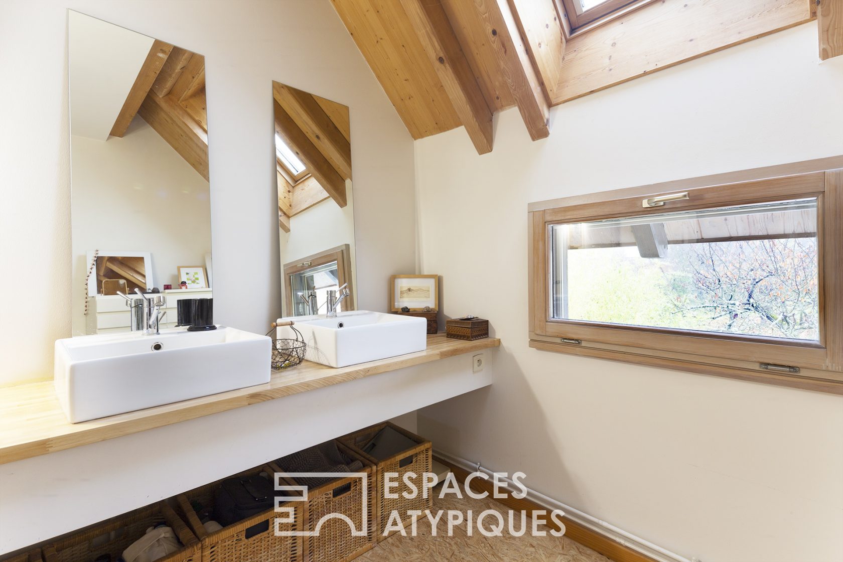 Bioclimatic timber-frame architect’s house