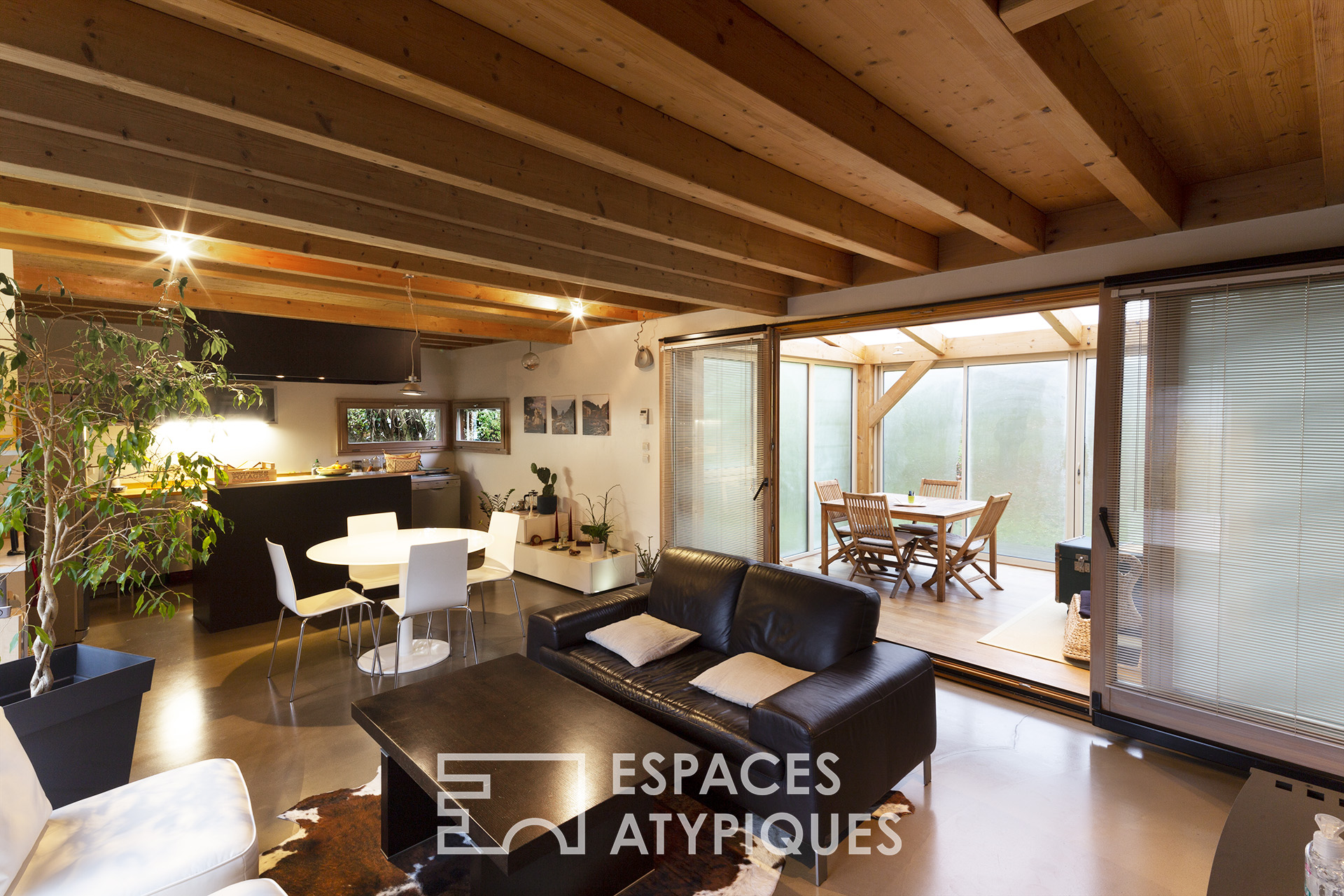 Bioclimatic timber-frame architect’s house