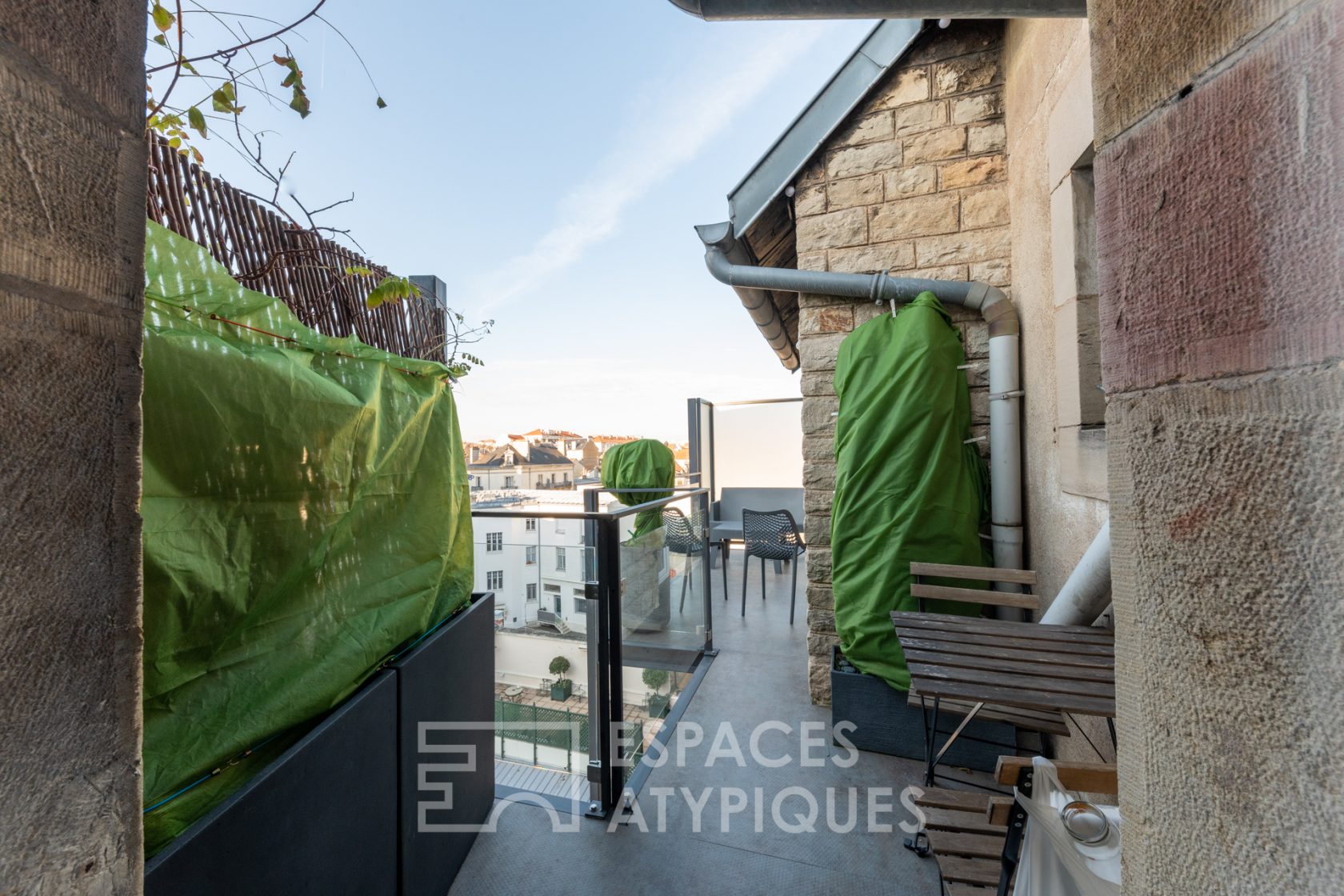 Renovated duplex with balcony and elevator