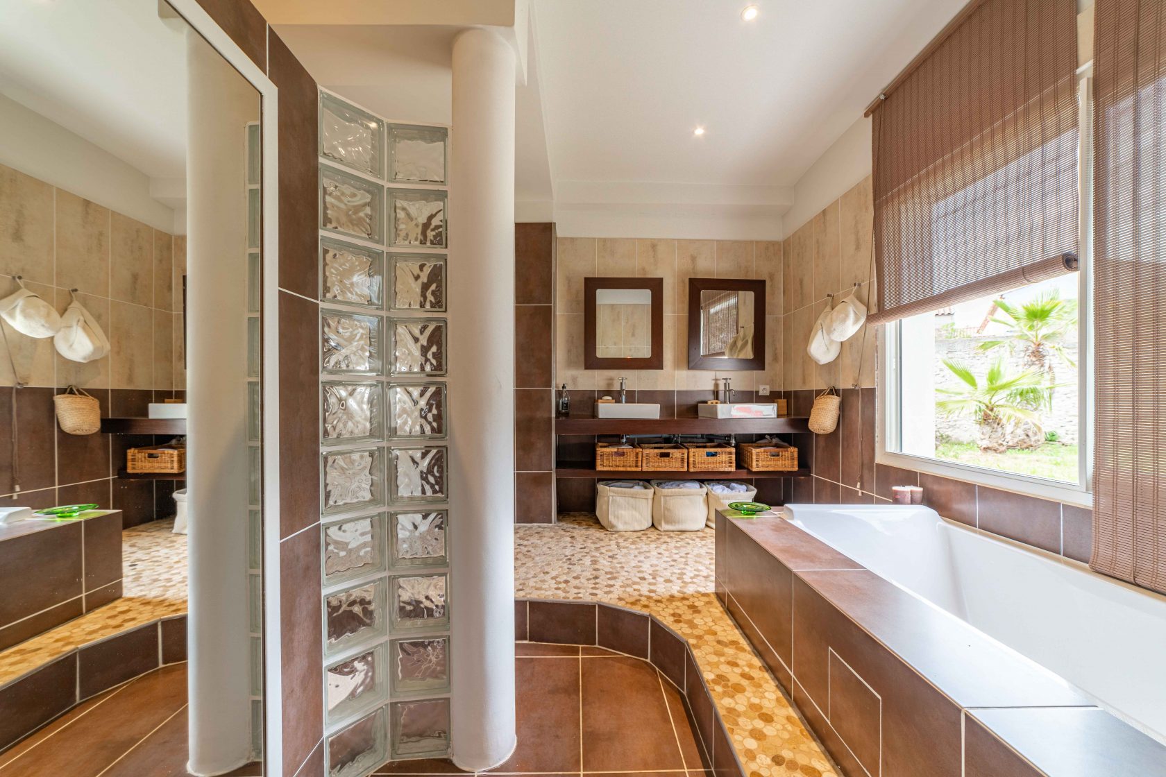 La belle blanche: architect-designed villa in the Millénaire district.
