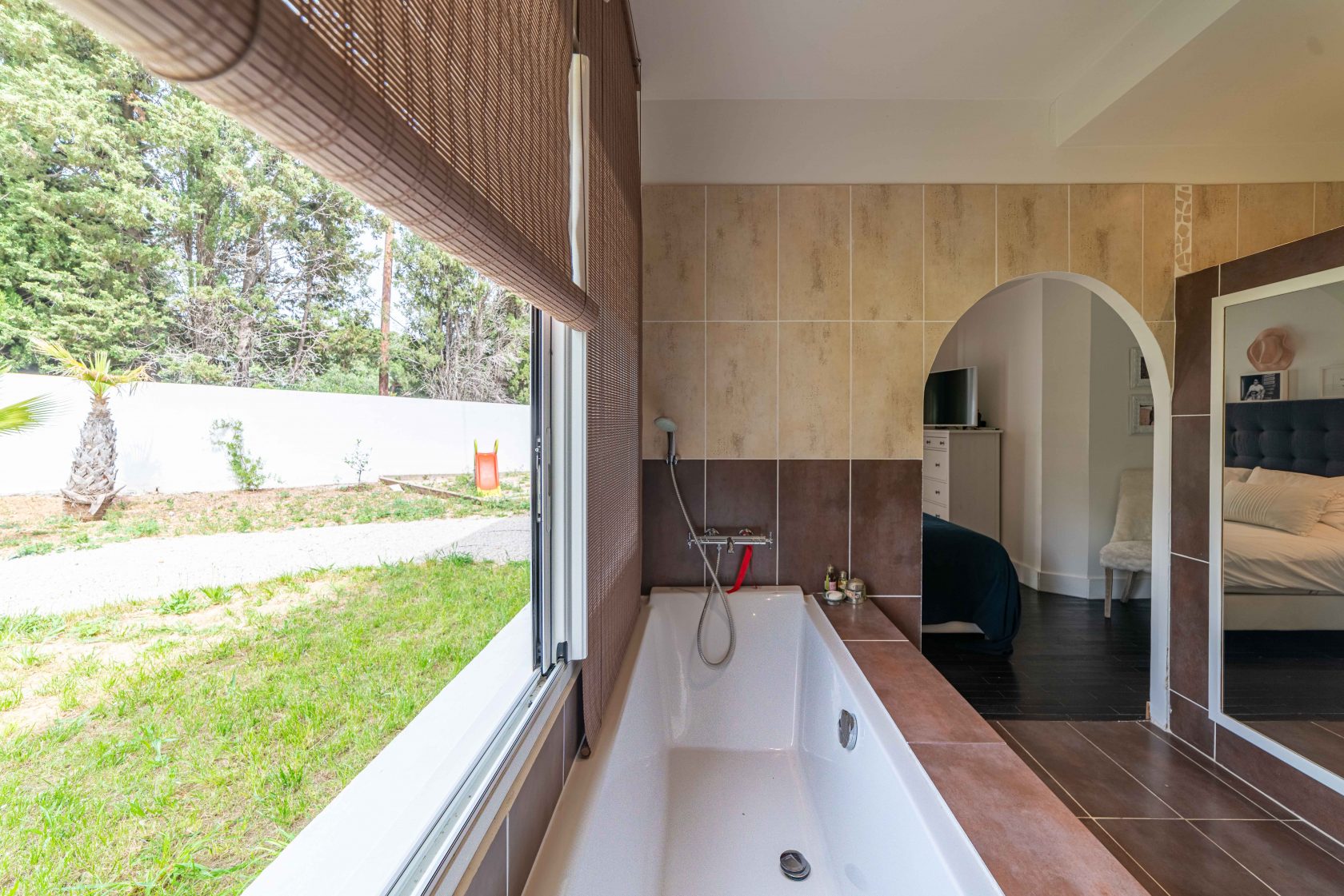 La belle blanche: architect-designed villa in the Millénaire district.