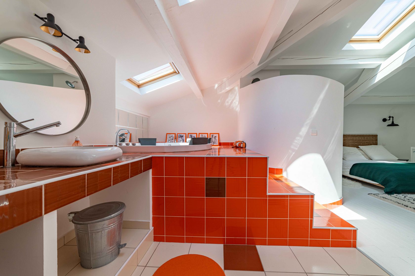 La belle blanche: architect-designed villa in the Millénaire district.